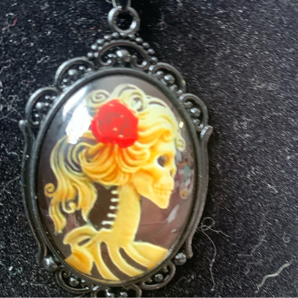 Skull lady necklace